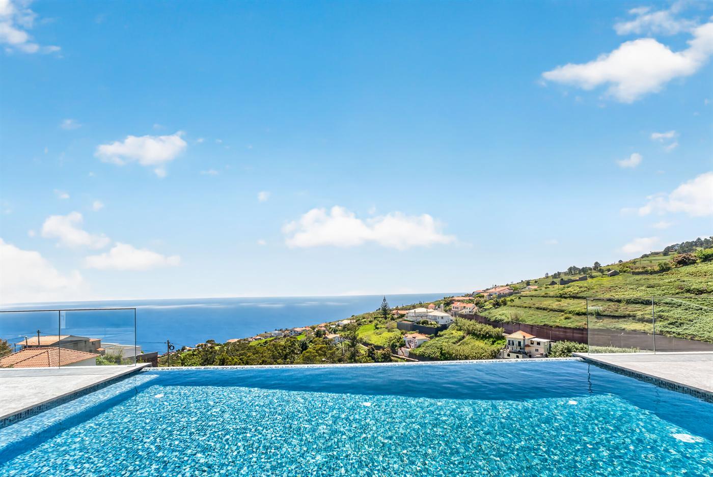 Piscina infinita com vista para o Atlântico
