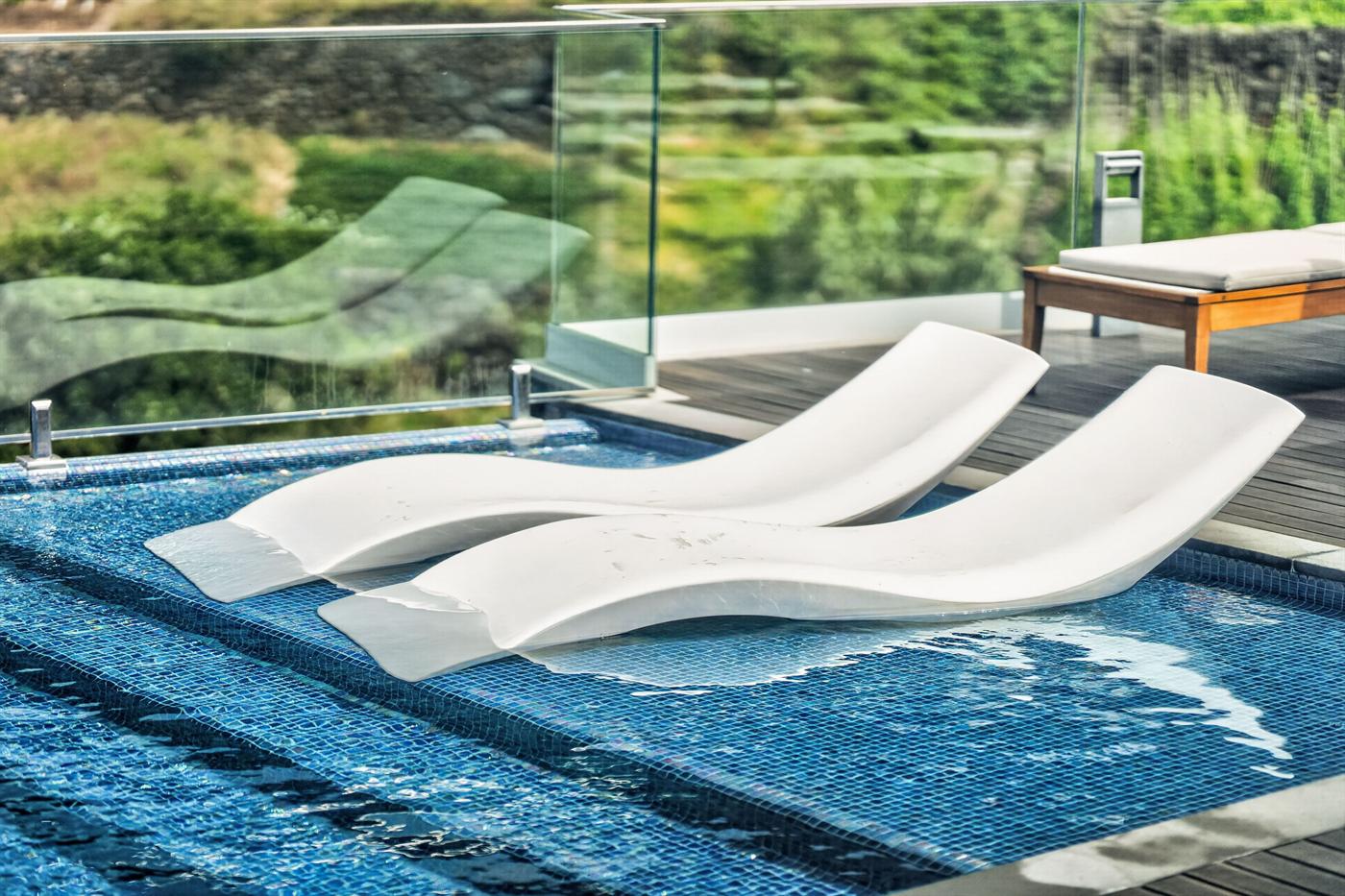 Espreguiçadeiras na piscina