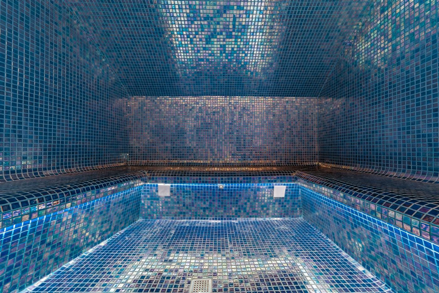 Piscina interior em mosaico
