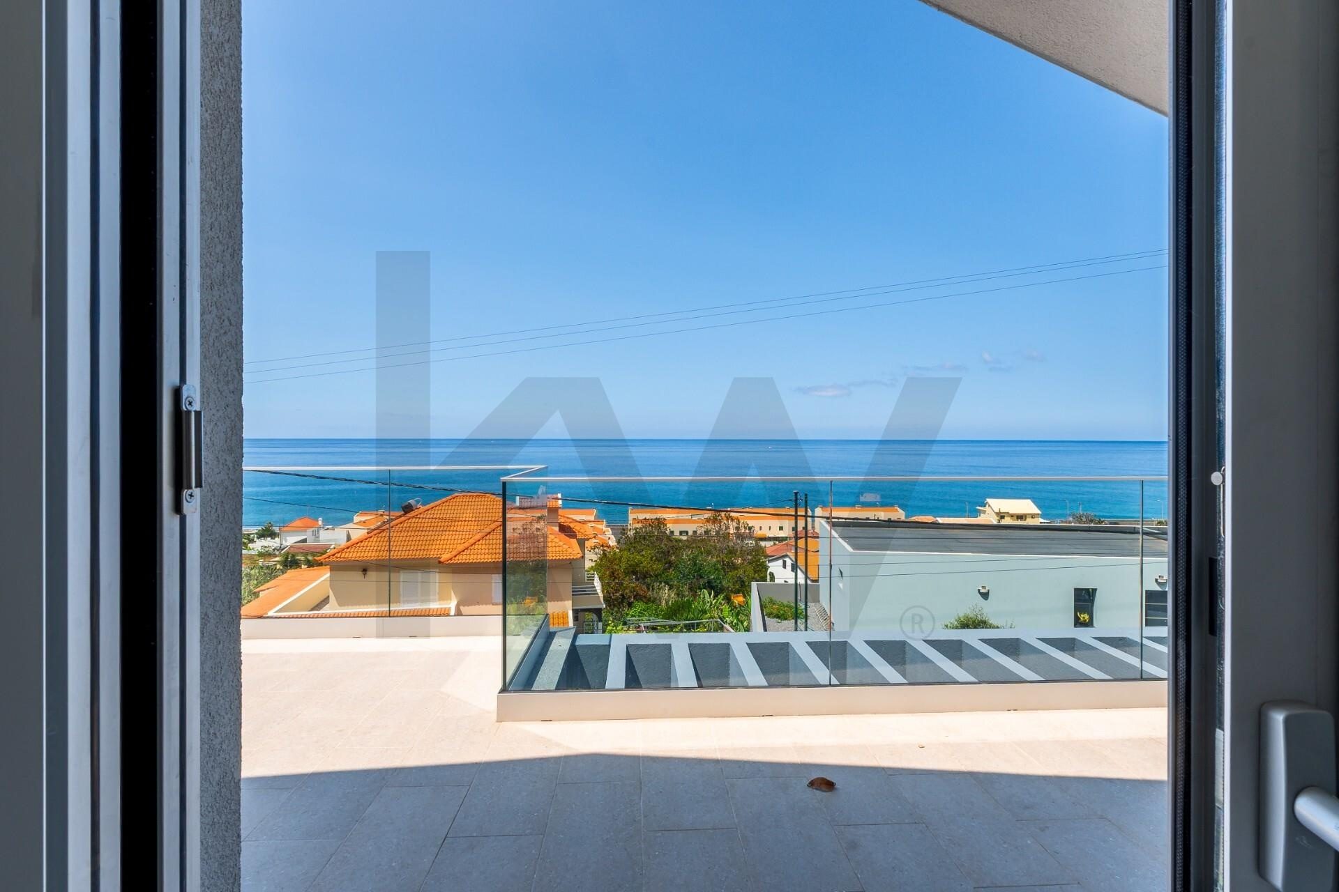 Villa Paul do Mar — vista para o oceano a partir do interior da moradia