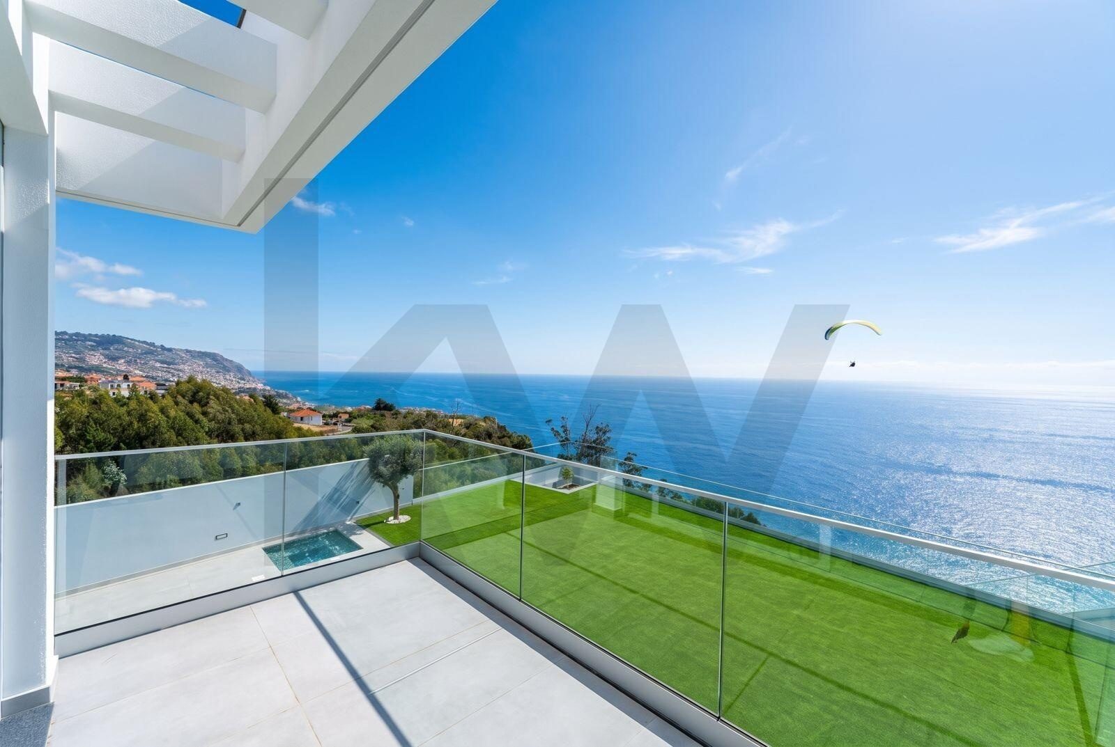 Villa Ponta do Sol — terraço envidraçado sobre a costa sul